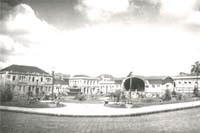 Praa Baro do Rio Branco, aps a remodelao realizada pelo prefeito Albary Guimares em 1938. Ponto de convergncia da populao ponta-grossense nas de 30, 40 e 50, a Praa caracterizou-se como um dos principais smbolos da modernidade urbano capitalista em Ponta Grossa. (clique para ampliar)